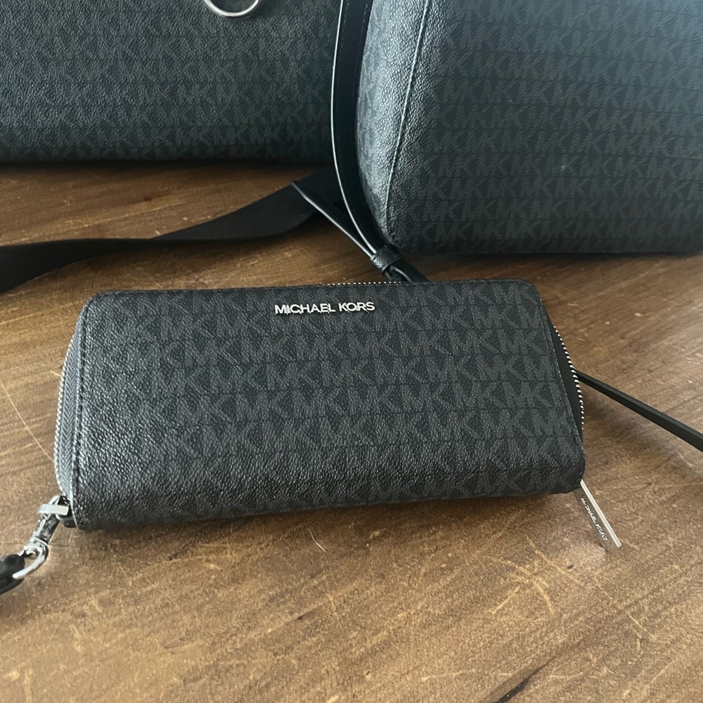 Used 2x Michael Kors Large bag $100,small bag $65,wristlet $50 All for $200 firm